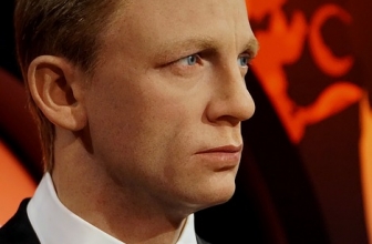 What Sunglasses does Daniel Craig Wear?